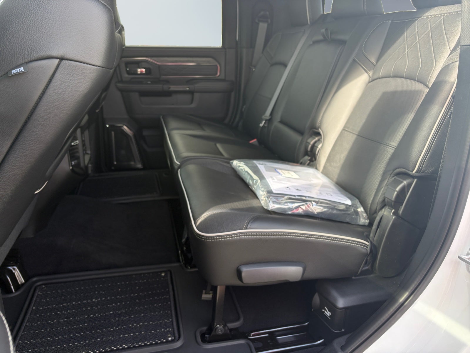 2027 RAM 2500 RAM 2500 LIMITED MEGA CAB 4X4 6'4' BOX